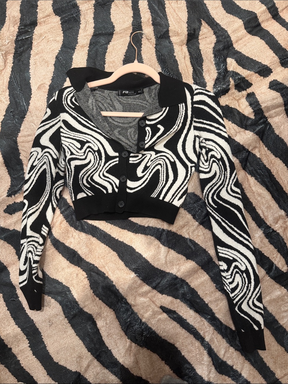 Vintage Abstract Wave Pattern Cropped Cardigan Sweater - Black & White